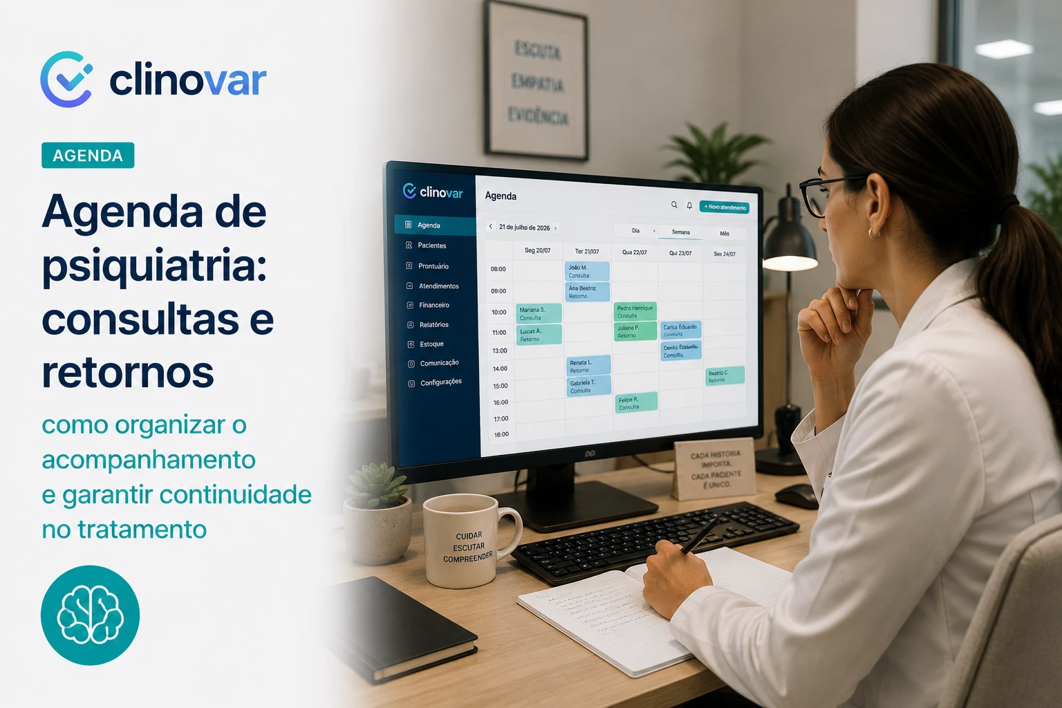 Médica psiquiatra revisando no Clinovar a agenda da semana, com primeiras consultas e retornos identificados em cores diferentes.