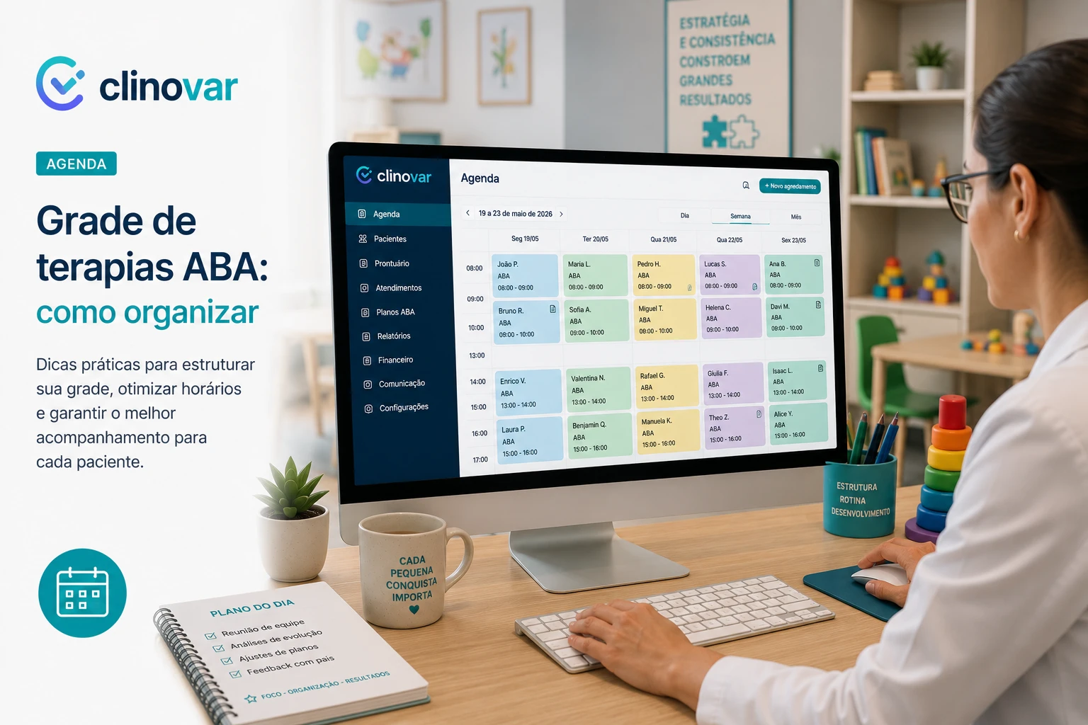Profissional em consultório infantil visualizando no Clinovar a grade semanal de sessões ABA, com blocos coloridos de pacientes distribuídos de segunda a sexta.