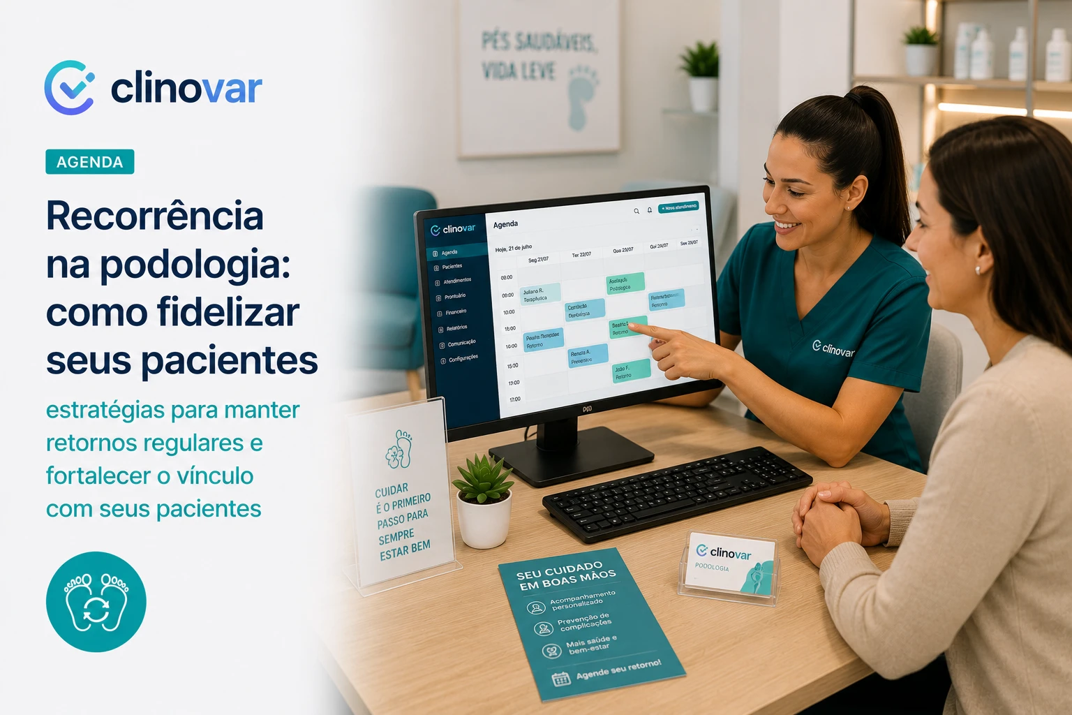 Podóloga mostrando a agenda de retornos do Clinovar para uma paciente na recepção da clínica.